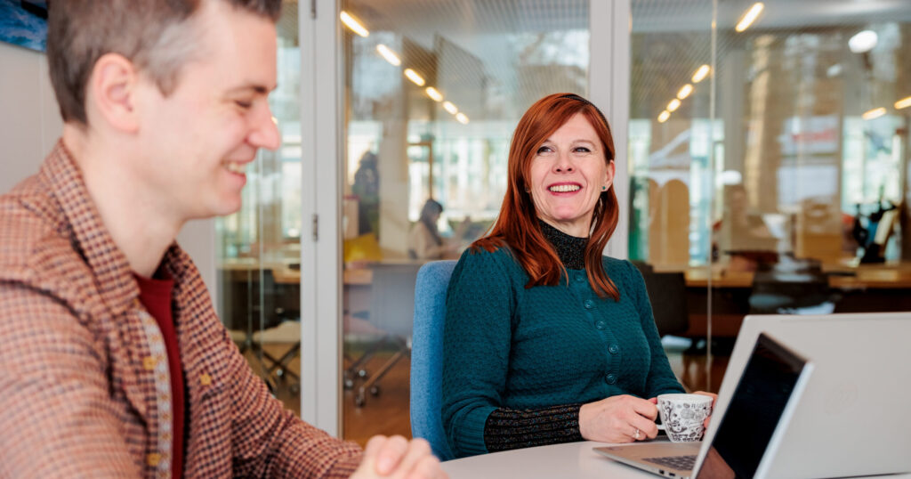 Loonkloof in acht jaar gehalveerd, vrouwen aan de top verdienen nog altijd fors minder